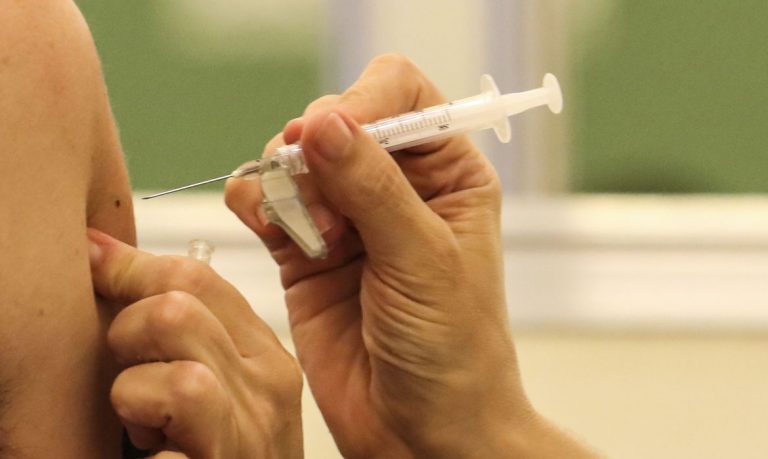 Laguna enfrenta falta de Coronavac para segunda dose da vacina