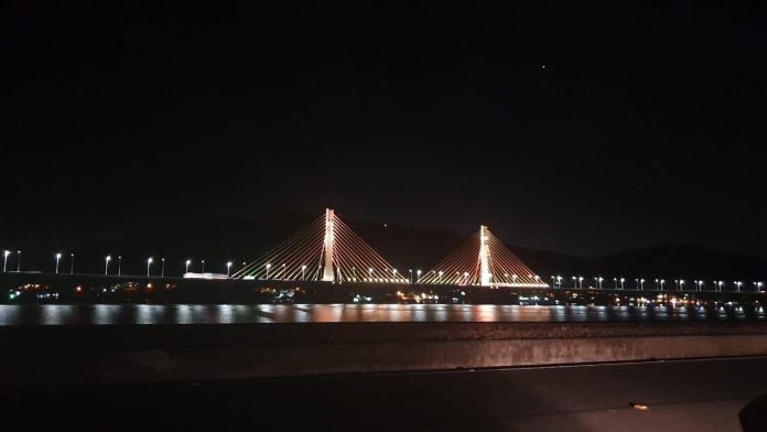 #Pracegover Foto: na na imagem há uma ponte iluminada