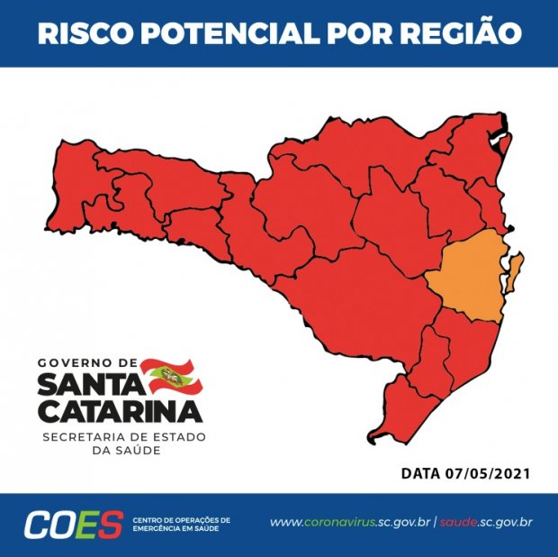 #Pracegover Foto: na imagem há o mapa de SC em vermelho e laranja