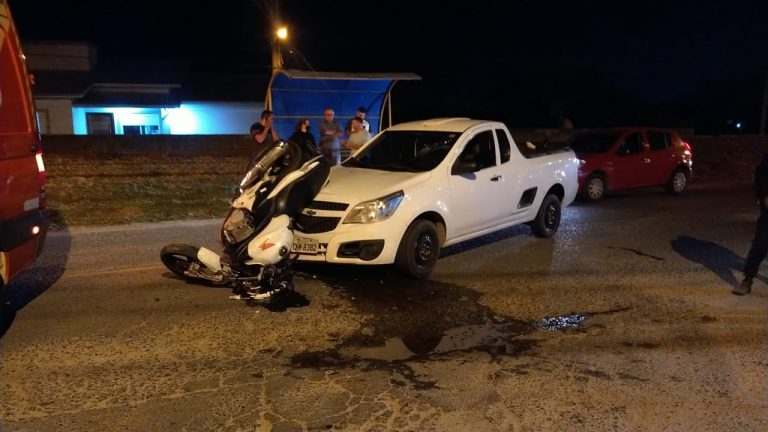 Motociclista fica ferido após colidir com carro em Capivari de Baixo
