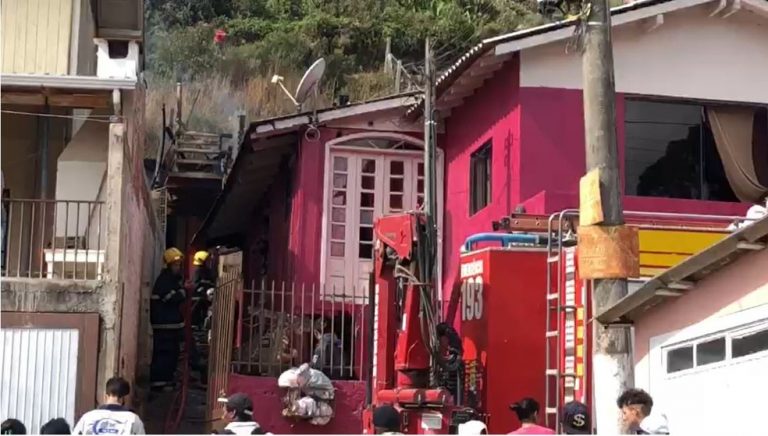 Três crianças morrem carbonizadas durante incêndio em residência, em Lages
