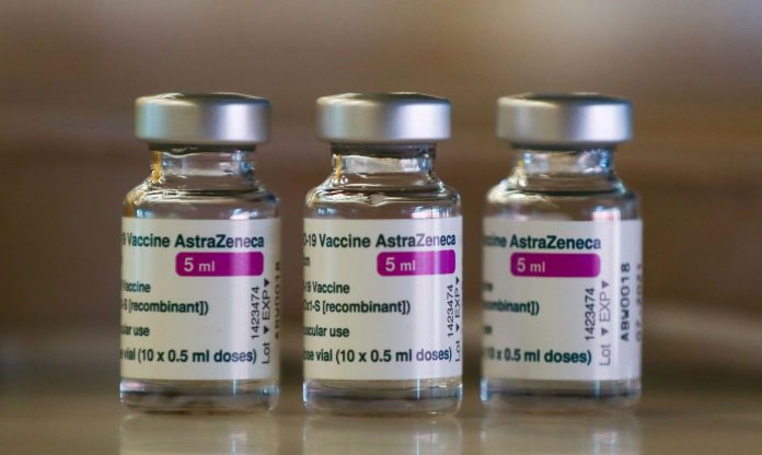 #Pracegover Foto: na imagem há três frascos de vacina