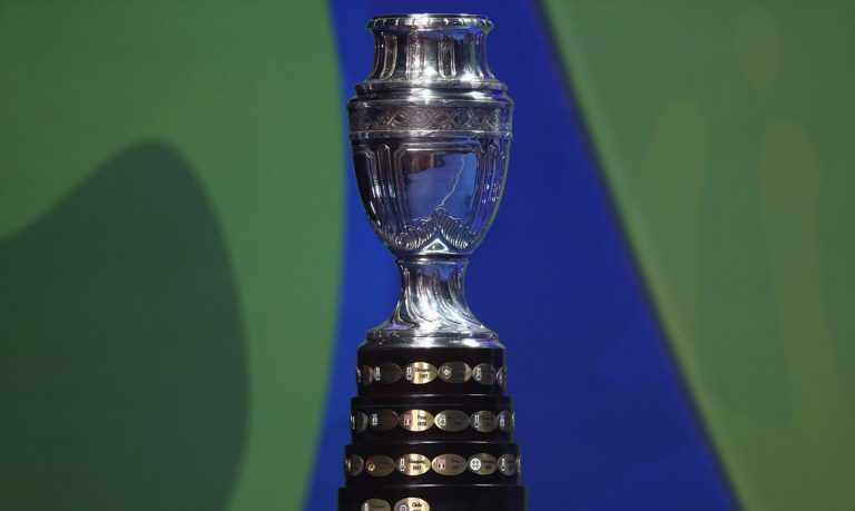 #Pracegover Na foto, Troféu da Copa América
