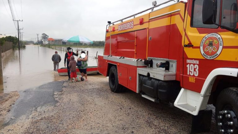 Idosa de 86 anos é resgatada em Morro da Fumaça após ter a casa inundada nesta quarta-feira