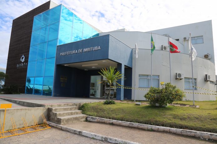 #Pracegover Foto: na imagem há o prédio da prefeitura de Imbituba