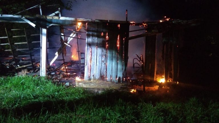 Incêndio destrói residência e moto em Imbituba
