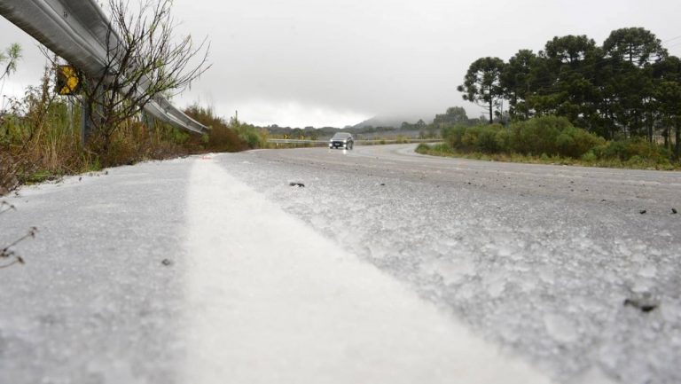 Neve na Serra deixa pista congelada e aumenta risco de acidentes