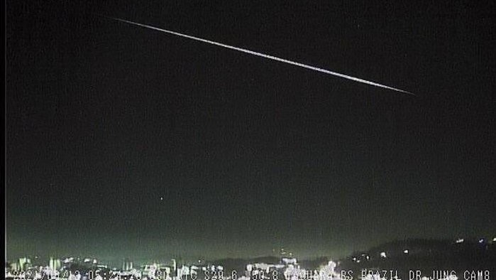 Passagem de meteoro de longa duração é registrada sobre RS e SC
