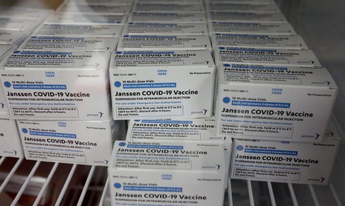 #Pracegover Foto; na imagem há dezenas de caixas de vacina