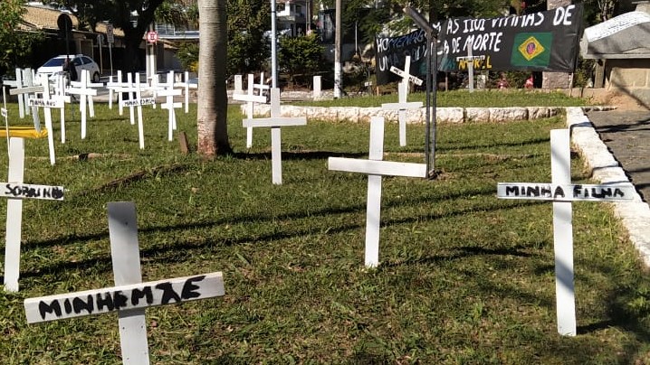 Cruzes e velas no Centro de Tubarão simbolizam vítimas de Covid-19
