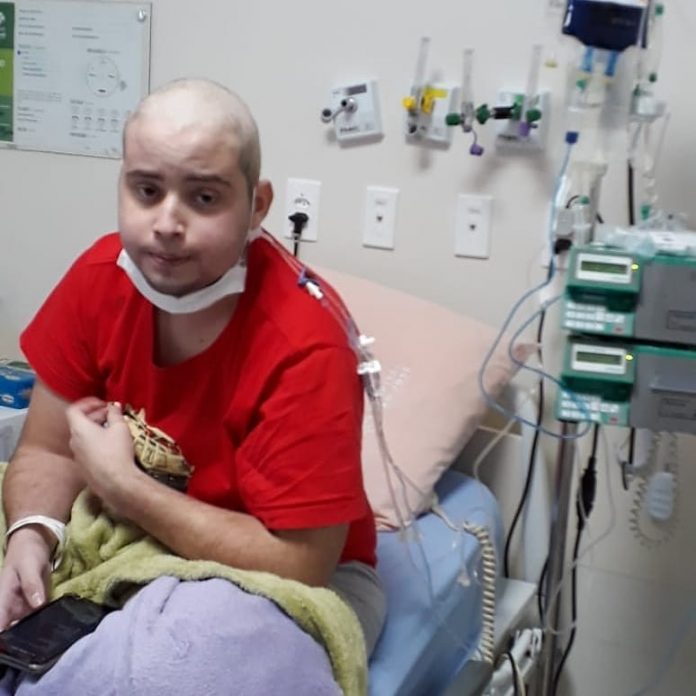 #Pracegover Foto: na imagem há um jovem em uma cama de hospital