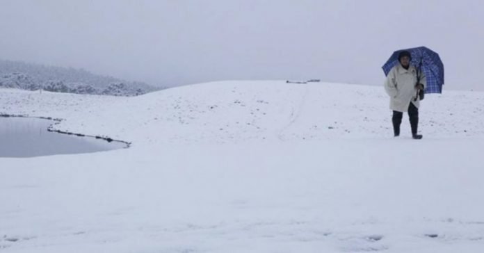 Frio intenso pode provocar congelamento das extremidades do corpo e até morte #Pracegover Na foto, paisagem coberta de neve