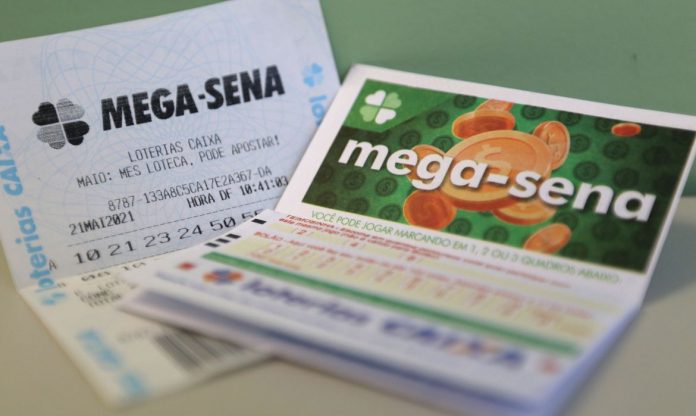 #Pracegover Foto: na imagem há cartões da Mega-Sena