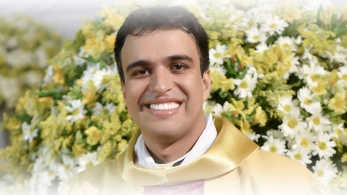 #Pracegover Na foto, Padre Adriano aparece sorrindo