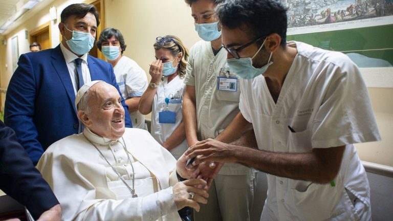 Papa Francisco deixa o hospital e vai direto para Basílica de Santa Maria Maior para orar