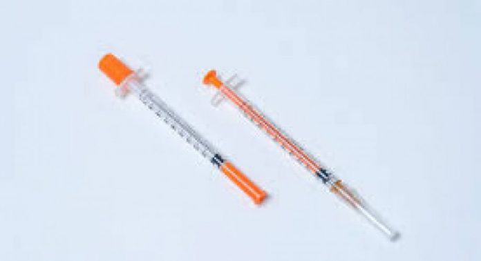 #Pracegover foto: na imagem há duas seringas com agulhas