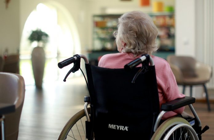 #Pracegover foto: na imagem há uma idosa na cadeira de rodas