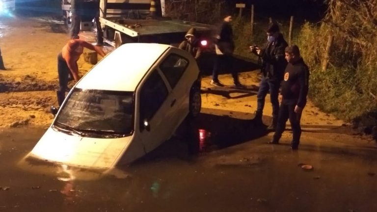 Motorista morre após carro cair no rio Duna próximo à balsa, em Imbituba