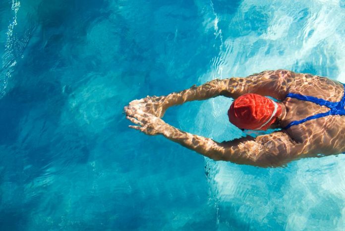 #Pracegover foto: na imagem uma piscina e uma nadadora