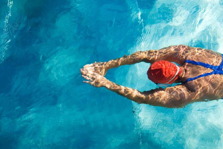 #Pracegover foto: na imagem uma piscina e uma nadadora
