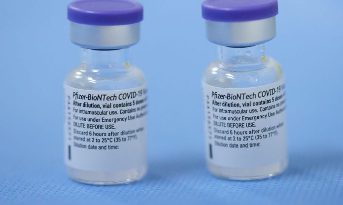 #Pracegover foto: na imagem há dois frascos de vacina