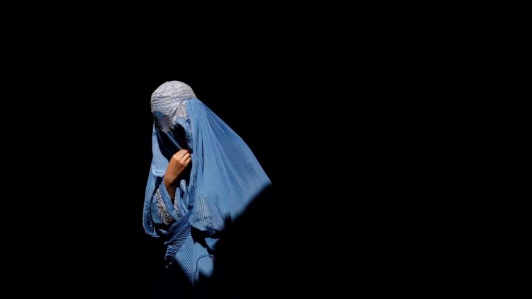 Talibã adota tom moderado e promete paz e direitos às mulheres nos moldes da lei islâmica