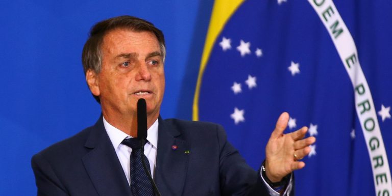 “Se quer paz, se prepare para a guerra”, diz Bolsonaro em evento militar no Rio