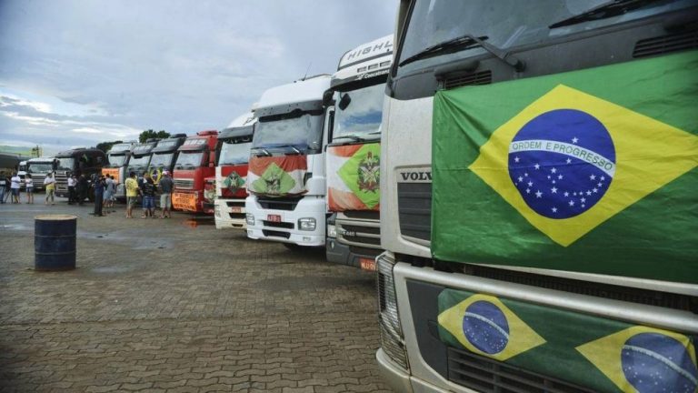 Caminhoneiros fazem paralisação em 8 Estados brasileiros