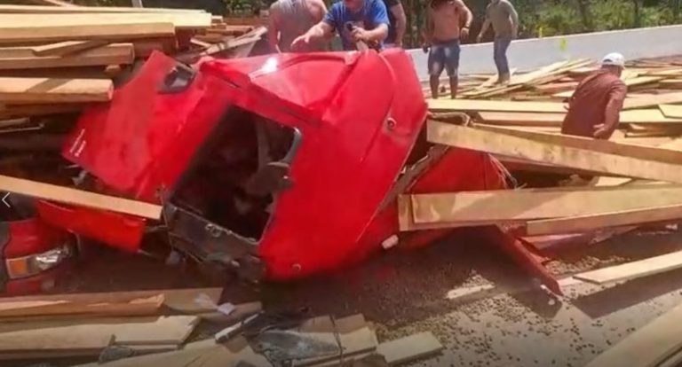 PR: Motorista morre após carga do caminhão que dirigia cair sobre a cabine