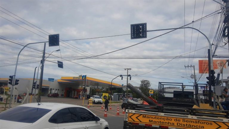 Semáforos da avenida Tancredo Neves recebem ajustes para tráfego com sentido único