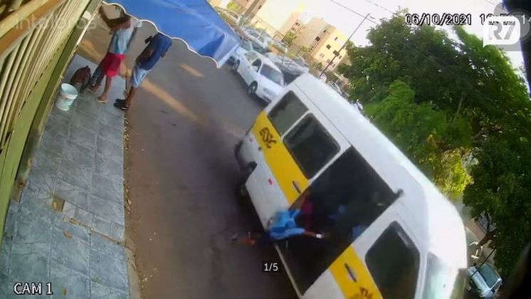 Criança é arremessada de van escolar e atropelada pelo veículo, no DF