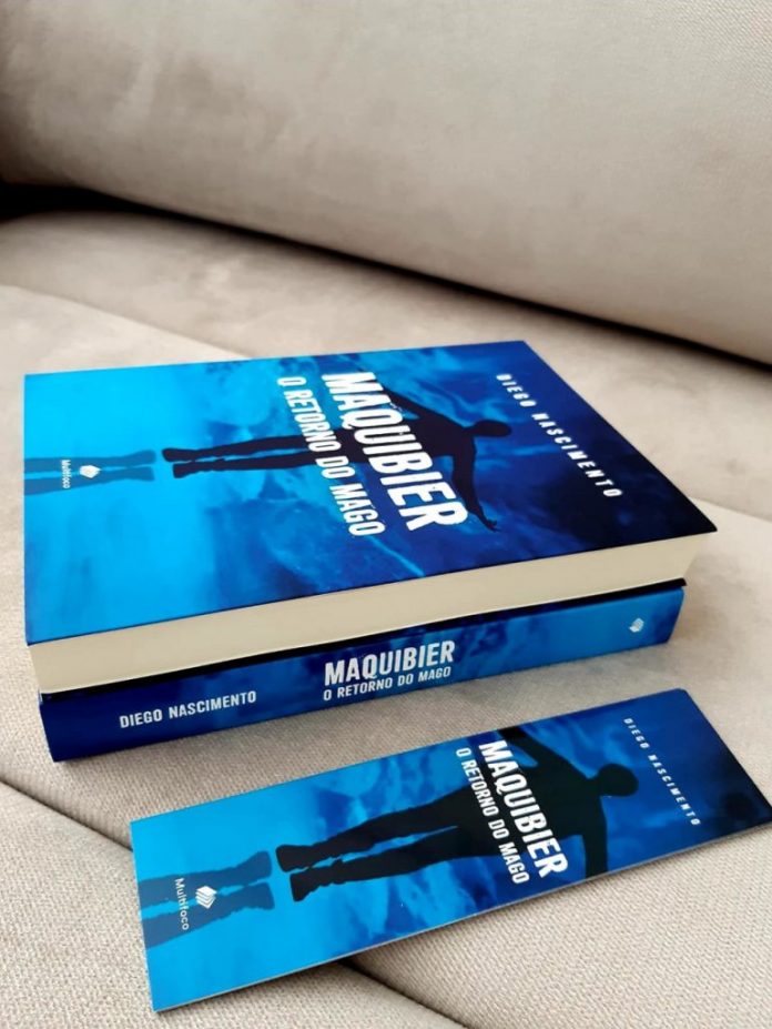 #Pracegover foto: na imagem há dois livros com capa azuis, um marcador de texto e um sofá