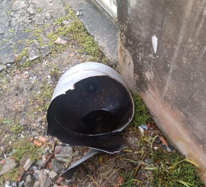 #Pracegover foto: na imagem há a carcaça de um botijão de gás