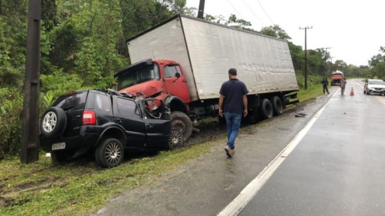 Carro colide frontalmente contra caminhão e 4 pessoas morrem em Itapoá