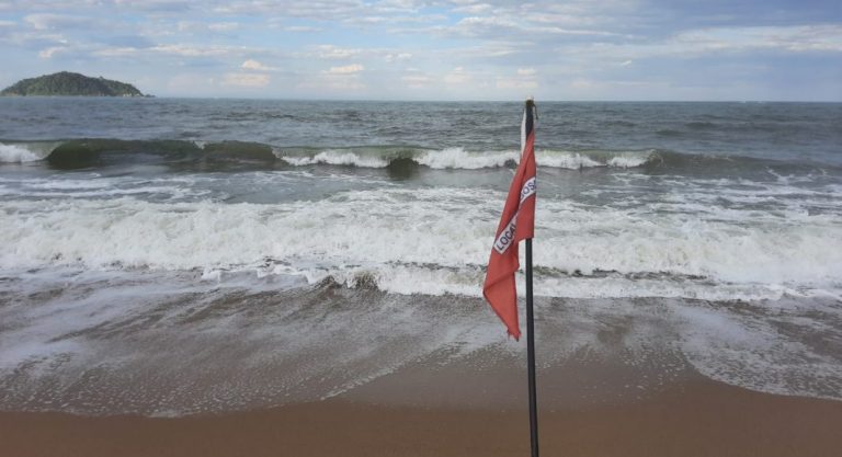 Jovem de 18 anos morre após se afogar na praia da Saudade, em Penha