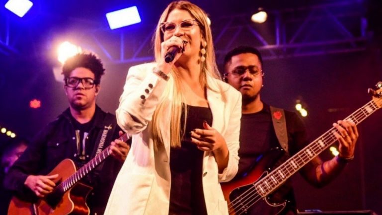 Músicos de Marília Mendonça são contratados por amigos e irmão da cantora