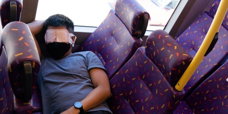 Passageiros pagam para dormir em ônibus sem destino em Hong Kong