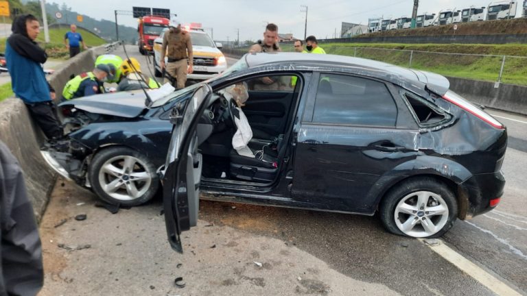 Três pessoas ficam feridas em acidente de trânsito na BR 101, em Capivari de Baixo