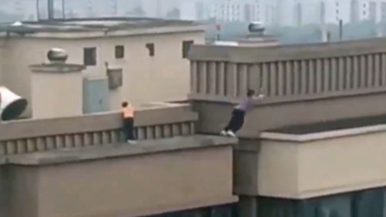 Vídeo: Meninos são flagrados brincando no alto de edifícios de 27 andares, na China