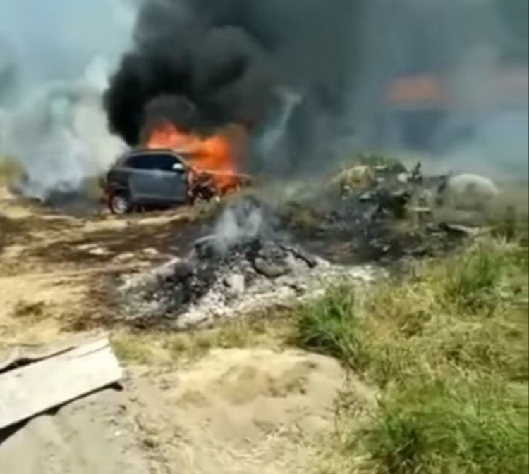 Homem ateia fogo no lixo e chamas atingem carro