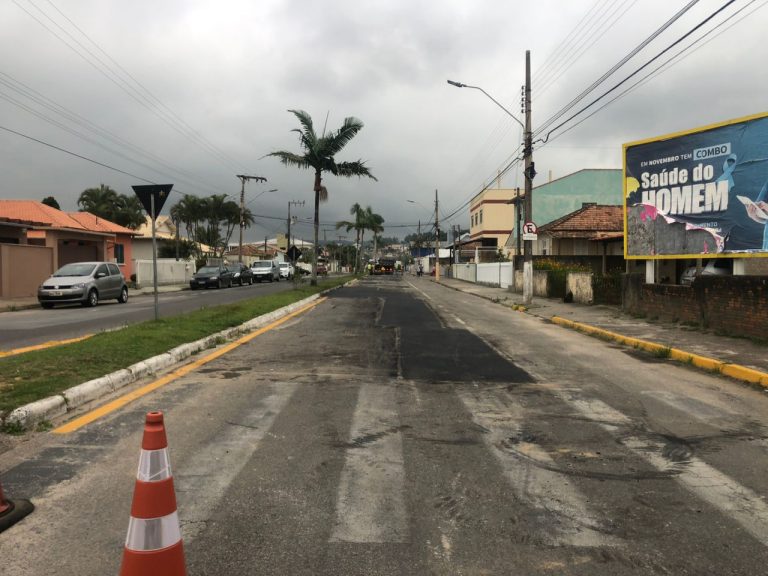 Asfalto da avenida Pedro Zapelini, em Tubarão, passa por reparos