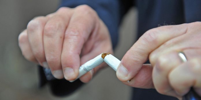 #Pracegover foto: na imagem há duas mãos e um cigarro em pedaços