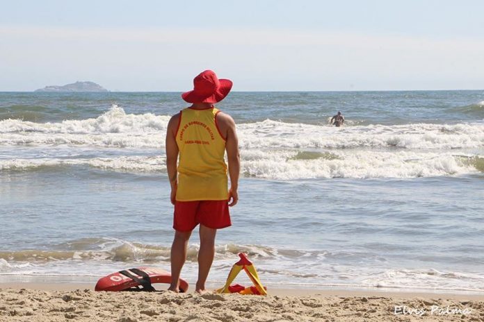 #Pracegover Foto: na imagem há um homem, areia e o mar