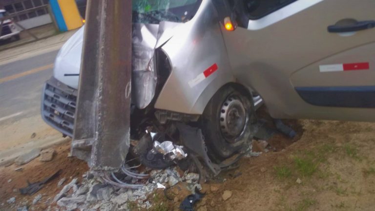 Micro-ônibus bate em poste, em Imbituba, e deixa 10 pessoas feridas
