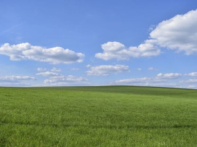 #Pracegover Foto: na imagem há uma área verde, o céu e nuvens