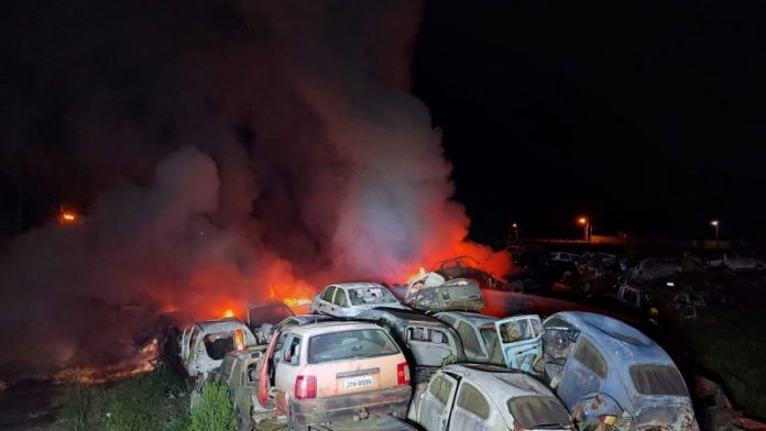 #Pracegover Foto: na imagem há diversos veículos e muito fogo