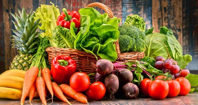 #Pracegover Foto: na imagem há frutas, verduras e legumes