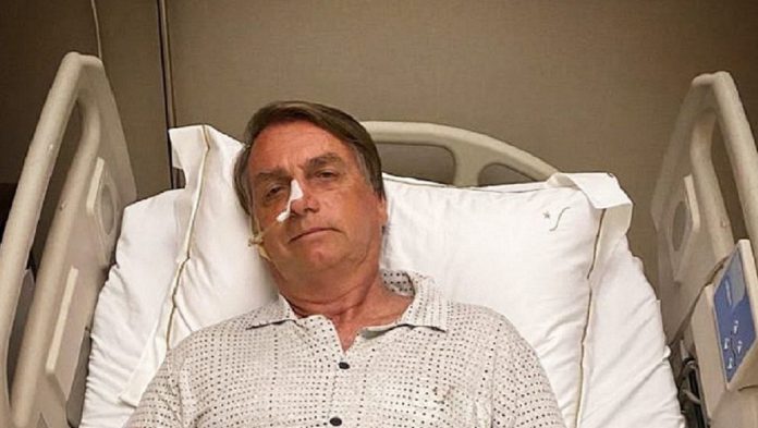 #Pracegover Foto: na imagem há um homem na cama de um hospital