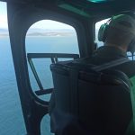 #Pracegover Foto: na imagem há um homem, uma aeronave e o mar