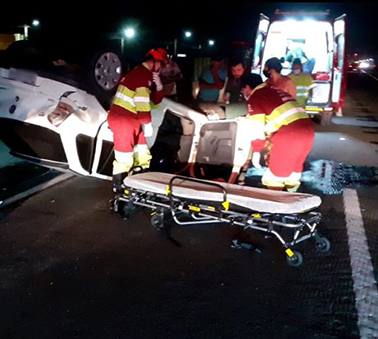 Capotamento deixa duas pessoas feridas na BR-101, em Araranguá